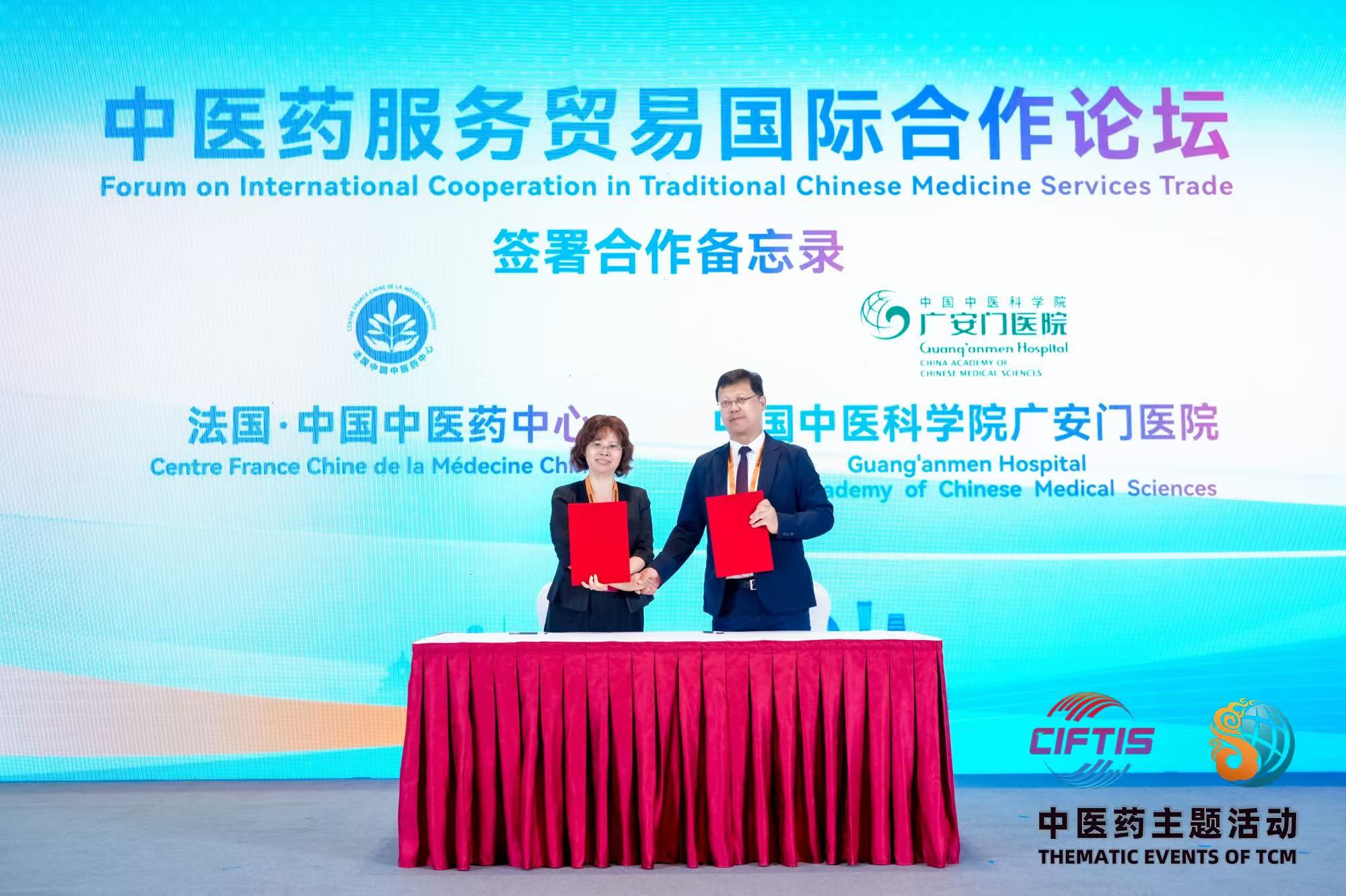 Signature de l'accord par Madame WU Wanlin et Monsieur LIU Zhen